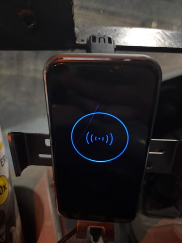 Customer photo review of Gadgetme Handyhalterung mit Wireless Ladefunktion passend für Case, New Holland, Steyr 15W Fast Wireless