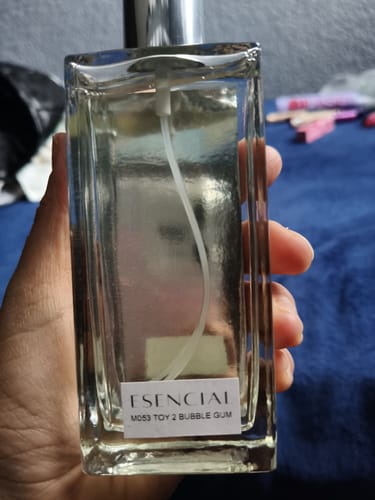Una clienta sostiene en su mano el frasco de perfume Esencial M053 Toy 2 Bubble Gum.
