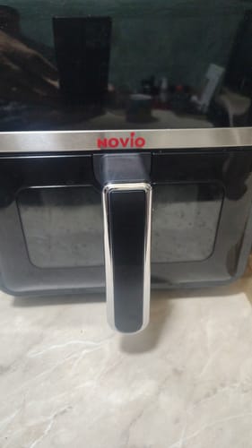 Imagine de la un client cu friteuza Air Fryer Novio StonePro, arătând un prim-plan al părții frontale pe un blat de bucătărie.