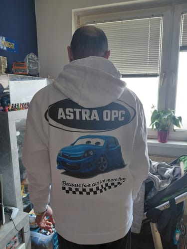 Rezensent trägt einen weißen Kapuzenpullover mit einem personalisierten Auto-Aufdruck auf dem Rücken.