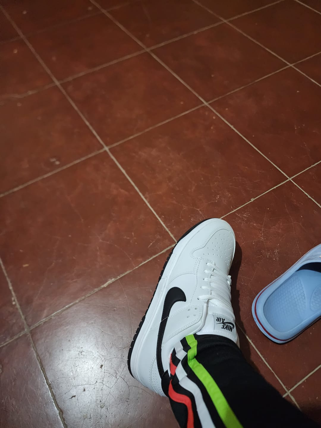 Customer photo review of Tenis Dunk Blanco Negro