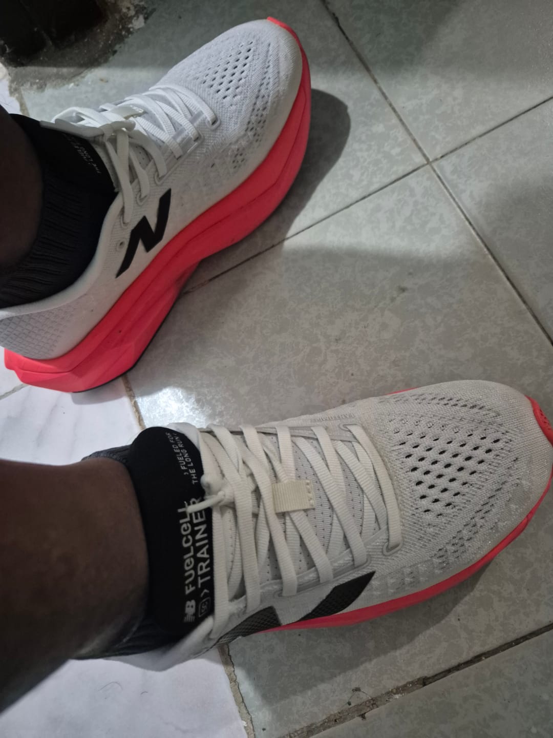 Customer photo review of New Balance FuelCell SuperComp Trainer v3 Hombre Urgent Red Sea Salt