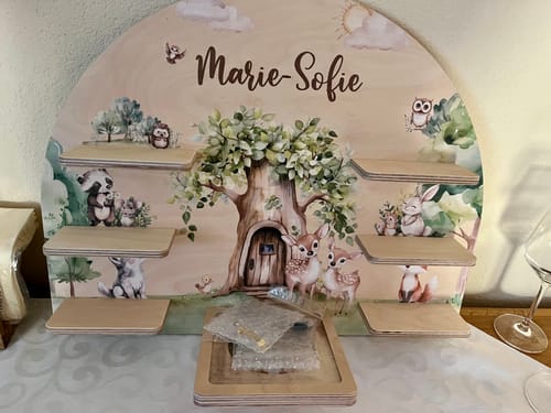 Kundenfoto des personalisierten Toniebox-Regals aus Holz mit Waldmotiv, das mit dem Namen "Marie-Sofie" graviert ist.
