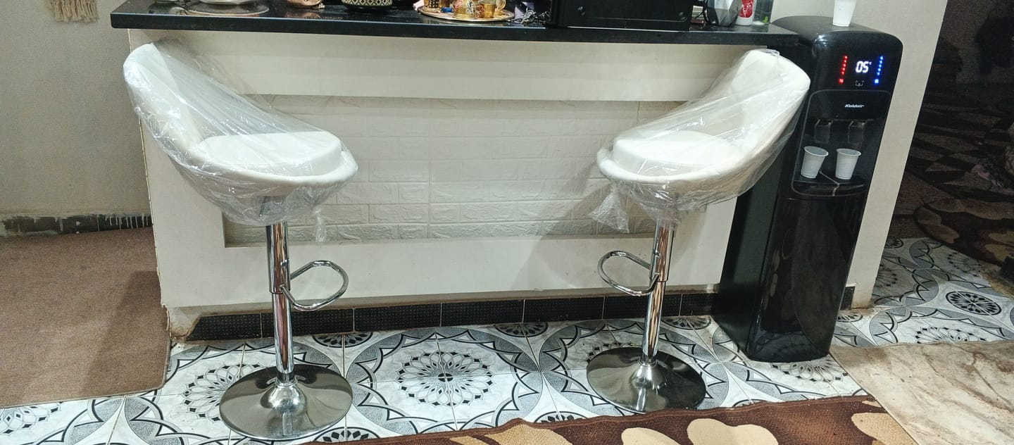 Customer photo review of كرسي بار هيدروليك - اوف وايت-AC62