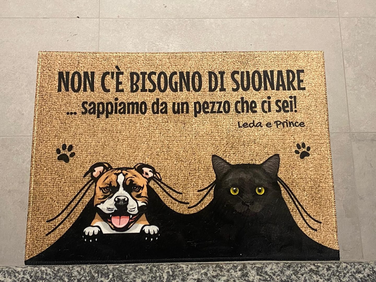 Customer photo review of Non c'è bisogno di suonare - Zerbino personalizzato