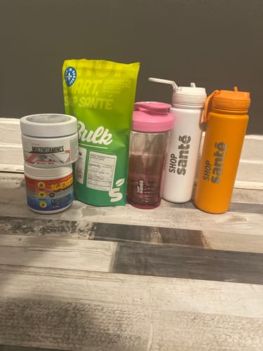 Photo d'un client montrant des suppléments et des bouteilles de la marque Shop Santé achetés avec une carte-cadeau.