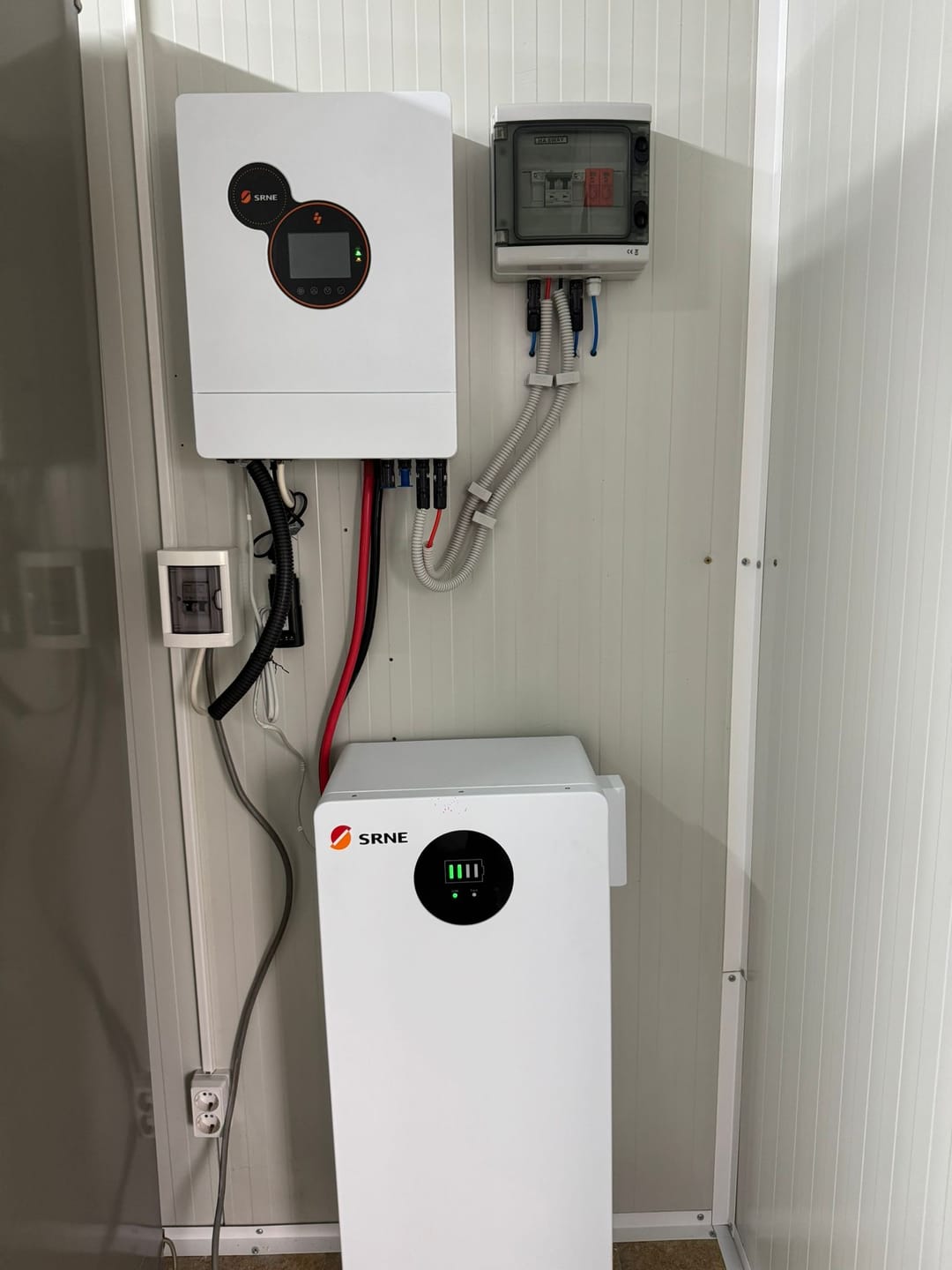 Customer photo review of Sistem Fotovoltaic 5kW OffGrid Complet cu acumulator Lifepo4 5kWh 10Panouri 460W