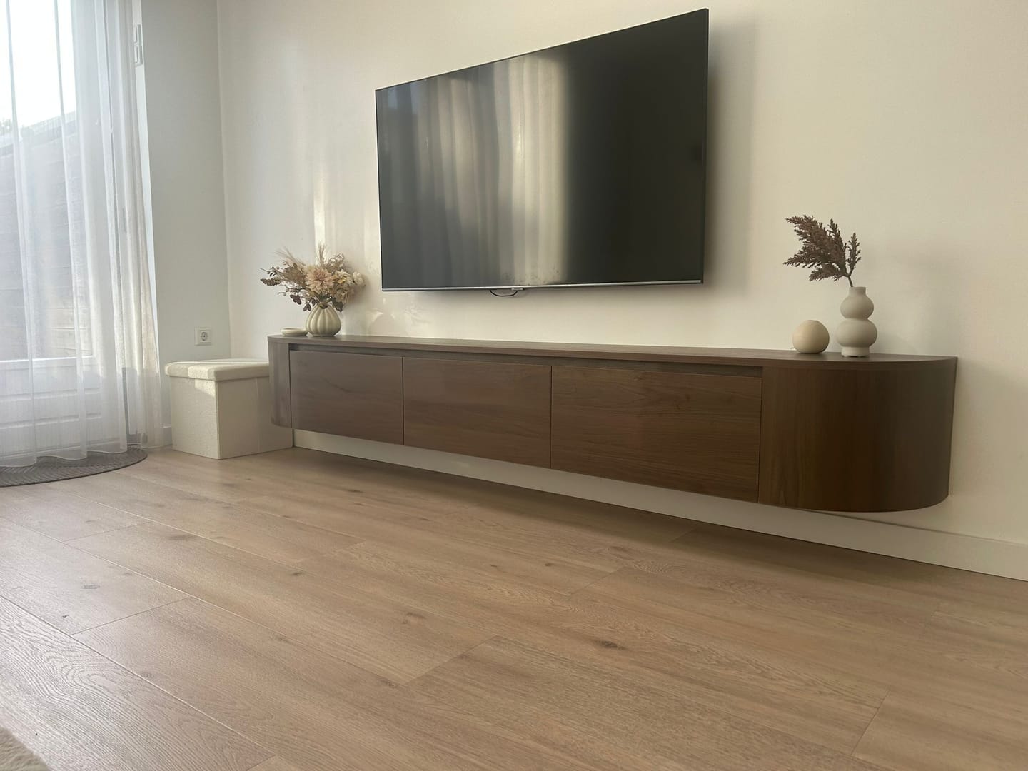 Customer photo review of Aura curved TV-Meubel zwevend walnut 240 cm