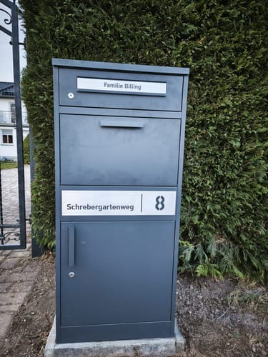 Customer photo review of Paketbox PB1 mit Briefkasten | anthrazit - RAL7016 | personalisiert mit Edelstahl-Schild