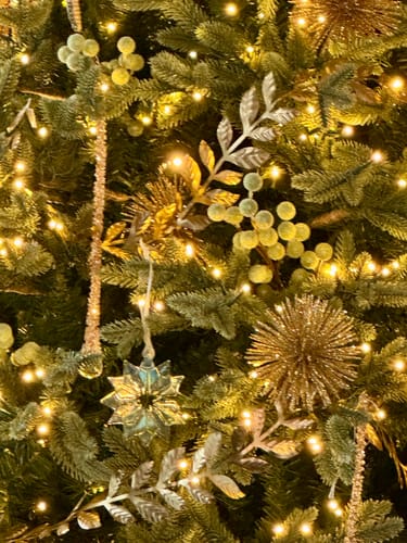 Customer photo review of 5.5' Brass Laurel Garland