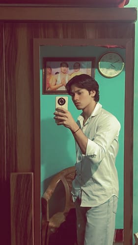 Reviewer shares a mirror selfie showing their physique after using Wellcore Creatine.