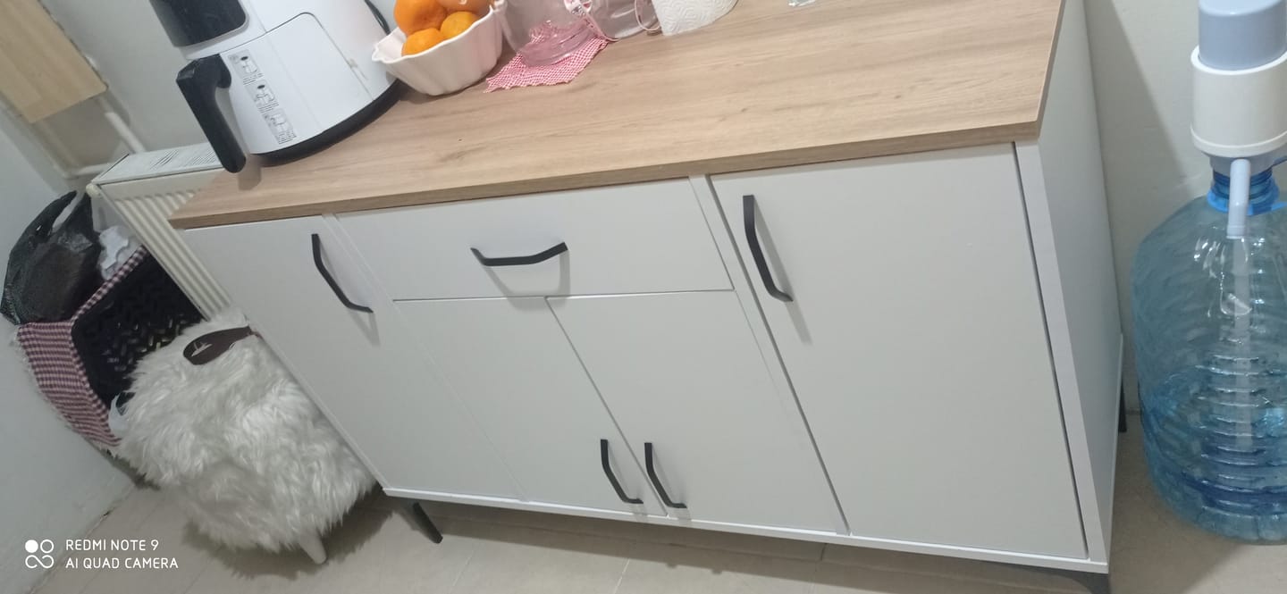 Customer photo review of Rani JE136 Kahve Köşesi Çok Amaçlı Dolap 4 Kapaklı 1 Çekmeceli Kiler Mutfak Dolabı Beyaz - Sepet Ceviz
