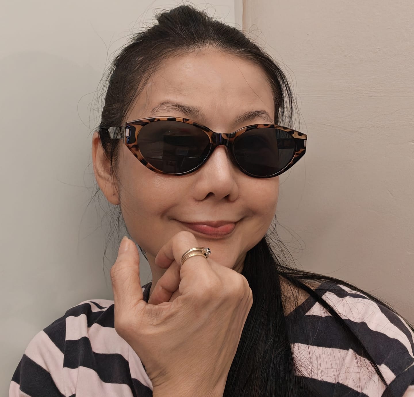 Customer photo review of Kato Oval Framed Sunglasses