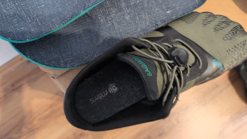 Ein Rezensent zeigt die Leinen-Einlegesohlen neben einem grünen Barfußschuh, in dem die Originalsohle liegt.