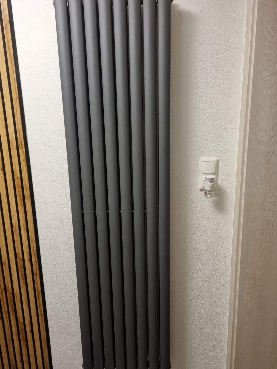 Customer photo review of SONNI Flach Heizkörper Paneelheizkörper Wandheizung Mittelanschluss 1800*462mm Anthrazit ohne/mit Mutiblock