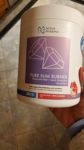 Cliente tenant le pot de Pure Slim Burner de Nova Pharma, saveur Fruit du Dragon.
