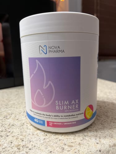 Le pot de Slim AX Burner d'un client, saveur Limonade Rose, posé sur un comptoir.
