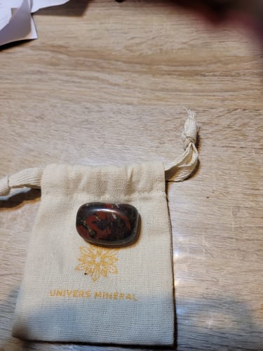 Avis d'un client montrant la pierre Jaspe Sang de Dragon polie posée sur son pochon de rangement.