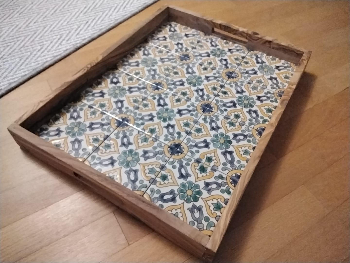 Customer photo review of SERVIERTABLETT AUS OLIVENHOLZ MIT HANDBEMALTER KERAMIK (12ER)