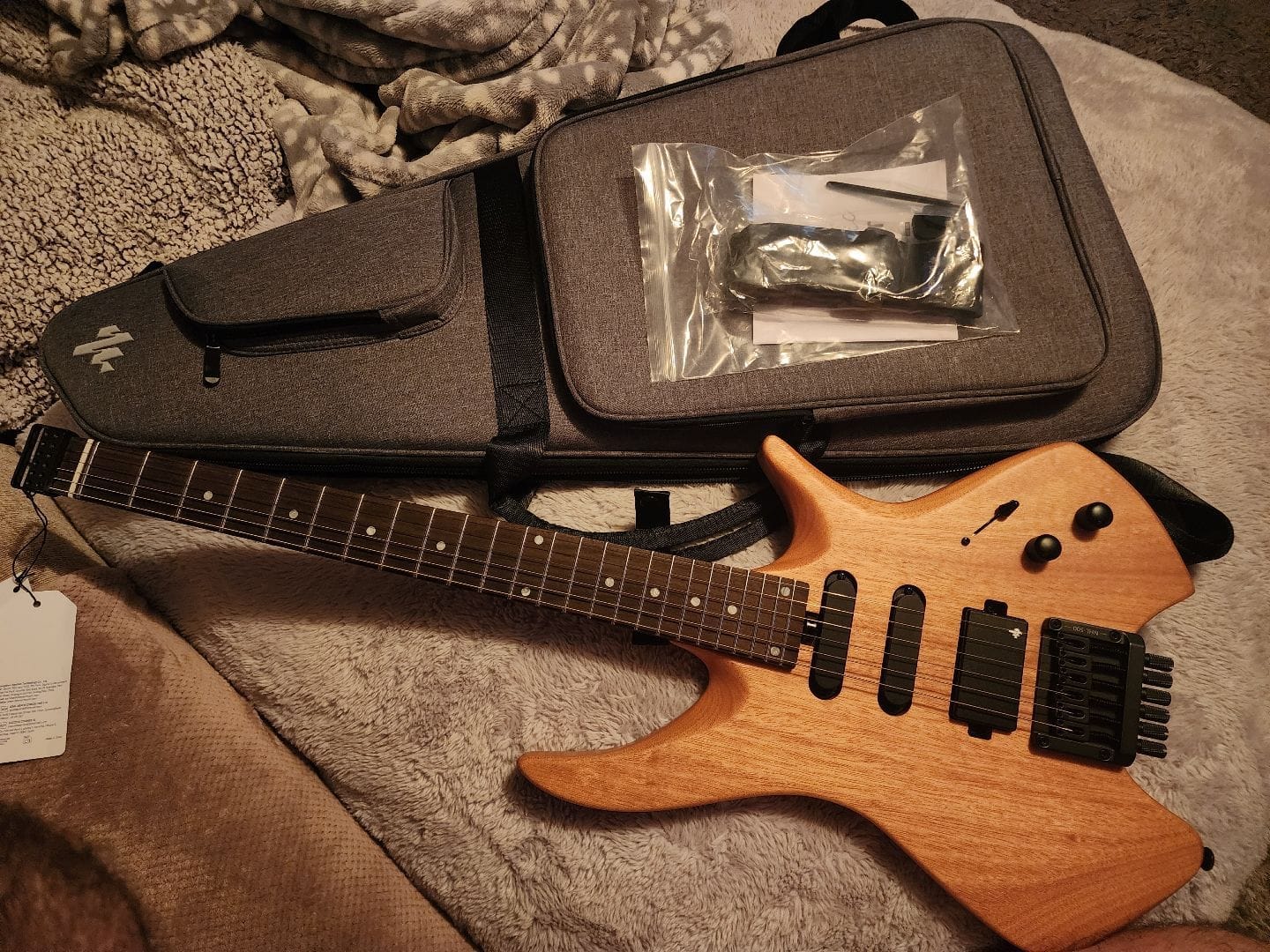 Customer photo review of Donner NHL-500 Guitare Électrique Moderne Sans Tête