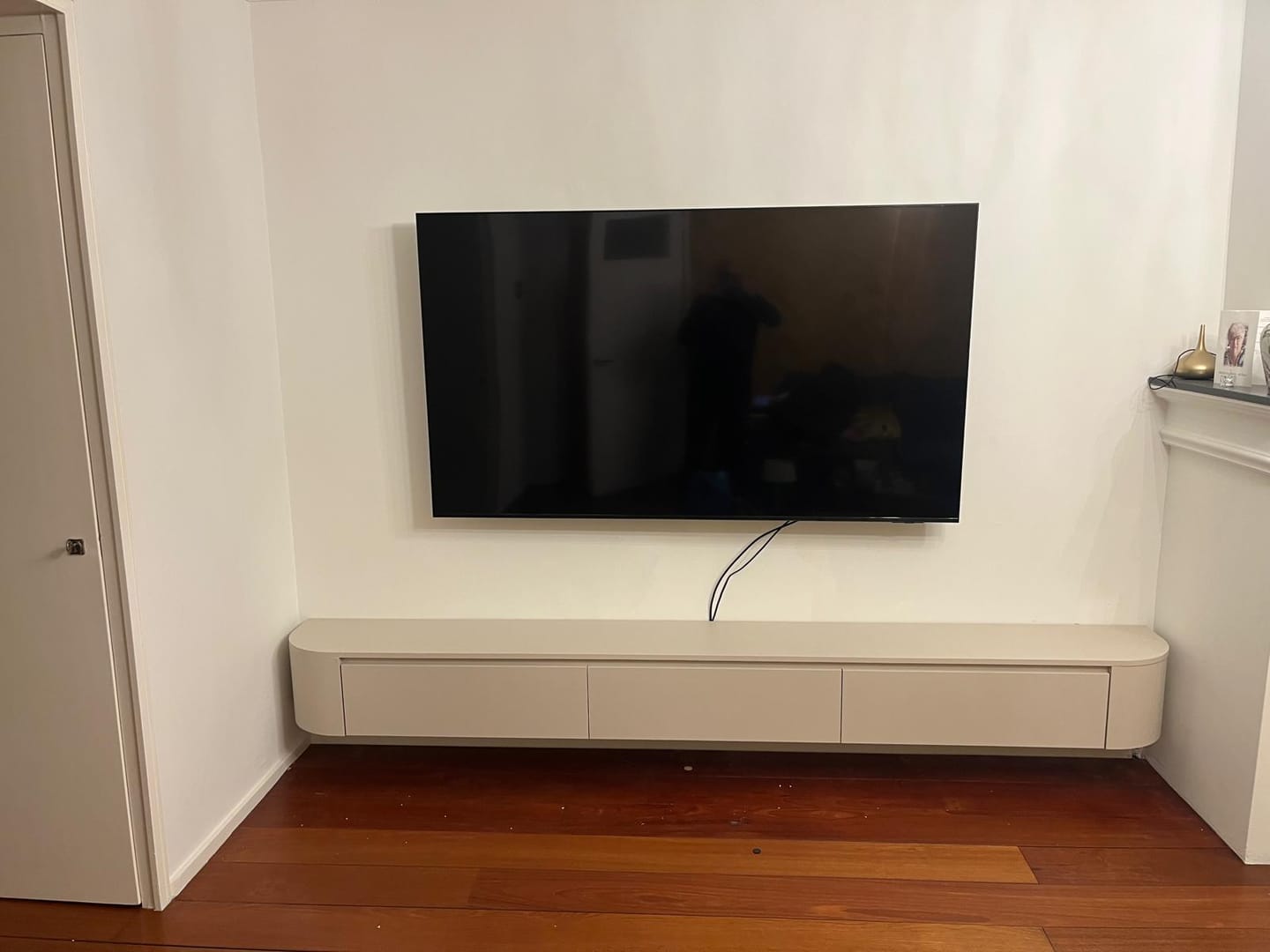 Customer photo review of ELVA – Curved Zwevend TV-Meubel 280 cm - Beige