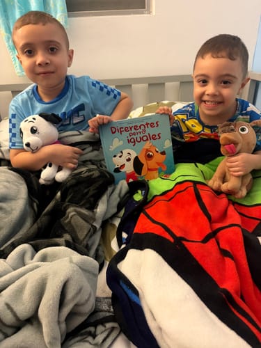 Customer photo review of Diferentes Perro Iguales | Bilingüe