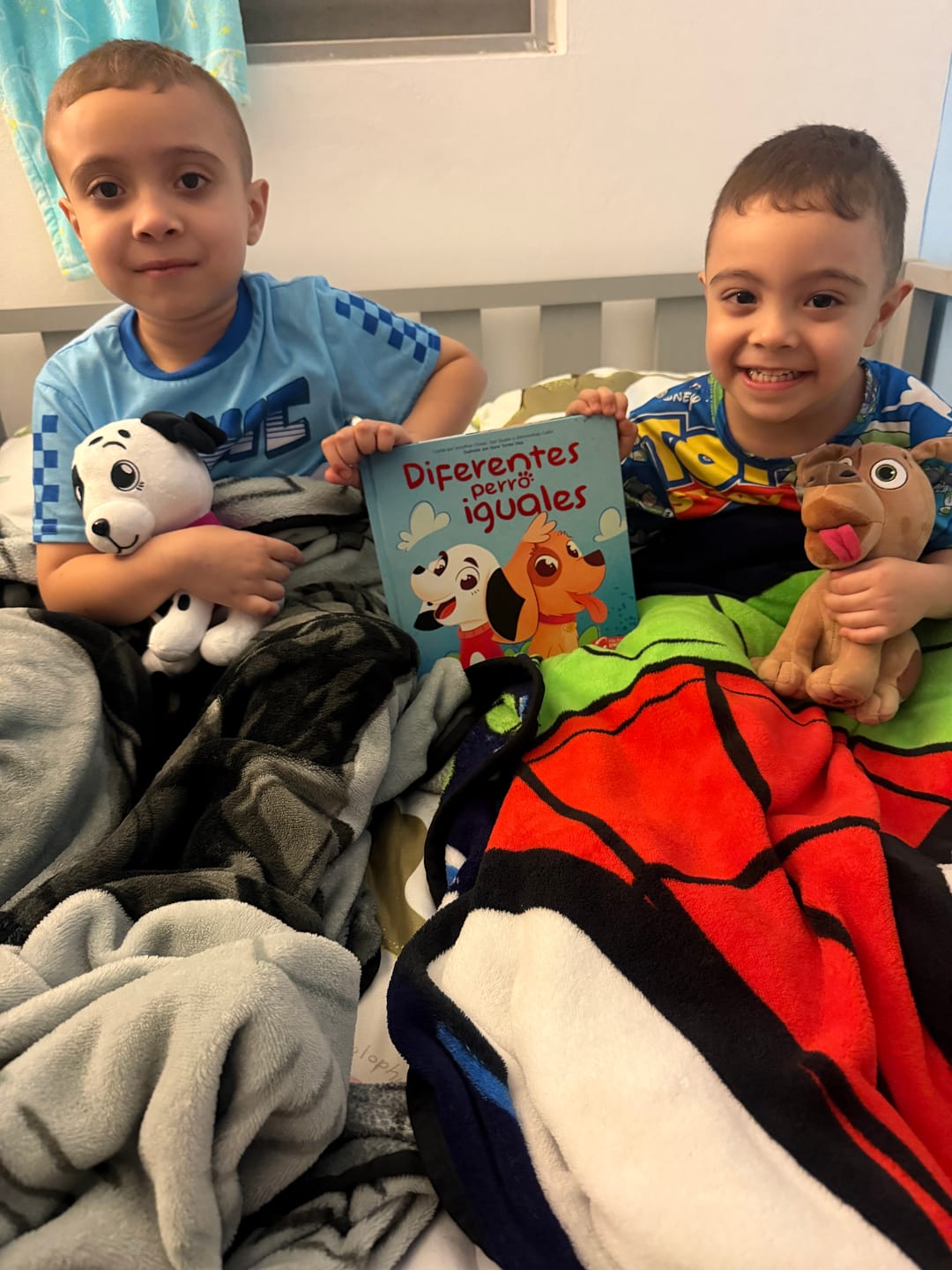 Customer photo review of Diferentes Perro Iguales | Bilingüe