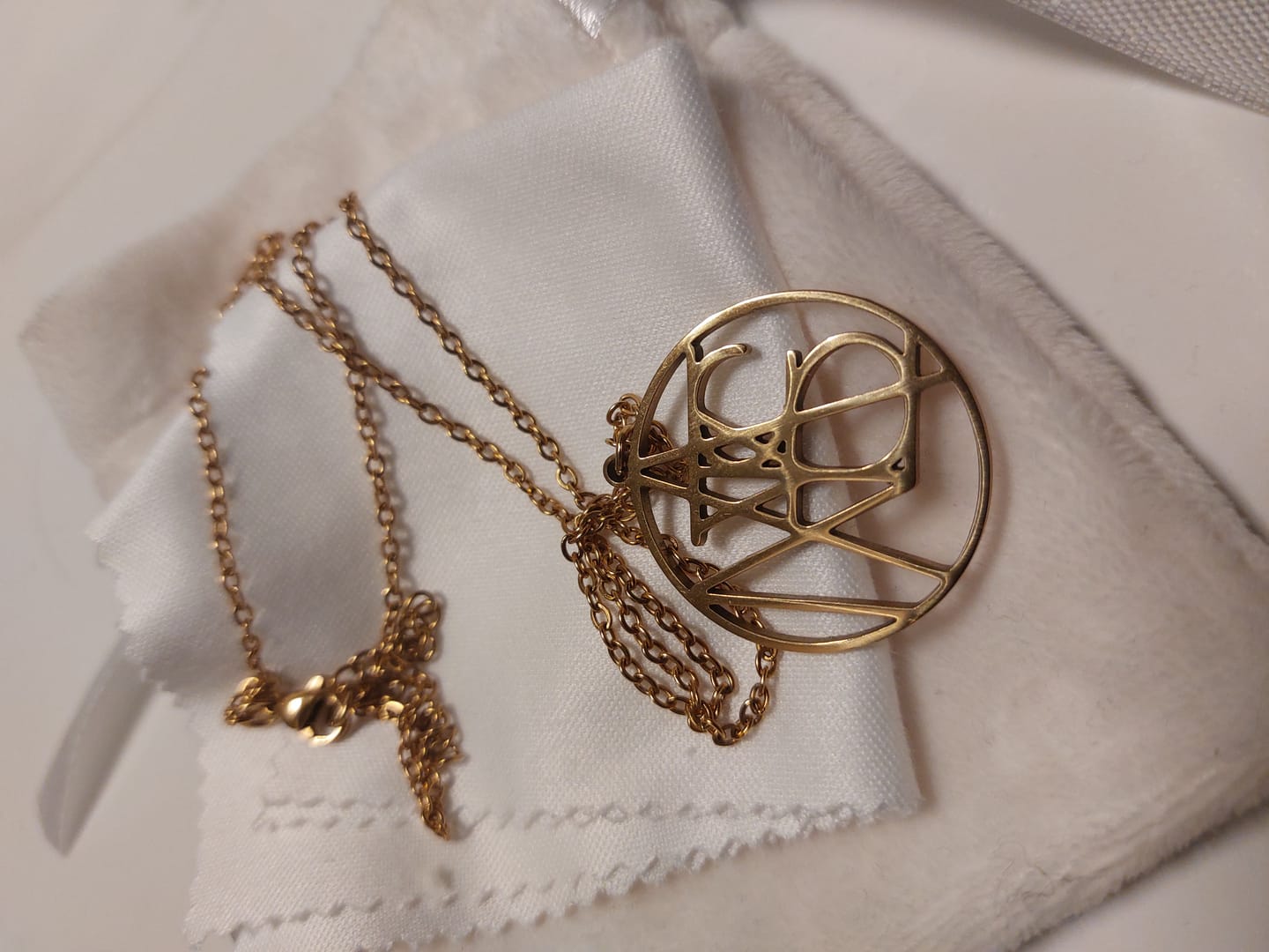 Customer photo review of Collier Médaillon Monogramme Personnalisé
