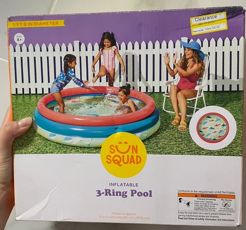 Cliente sosteniendo la caja de la Piscina de 3 Anillos de Sun Squad.
