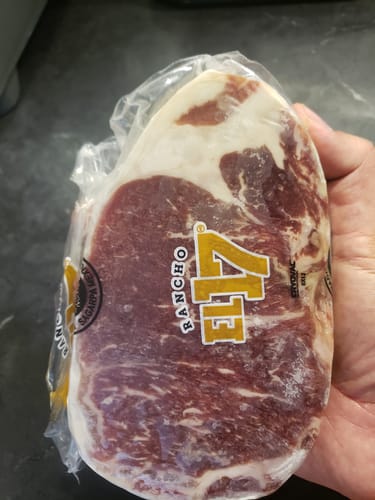Reseña con foto de un cliente sobre New York Steak Choice