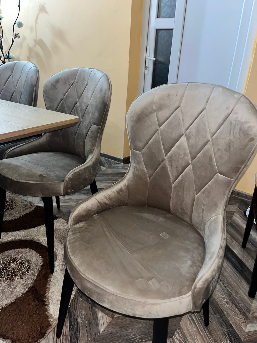 Customer photo review of Scaun K366, bej/negru, stofa catifelata/metal, 52x58x92 cm