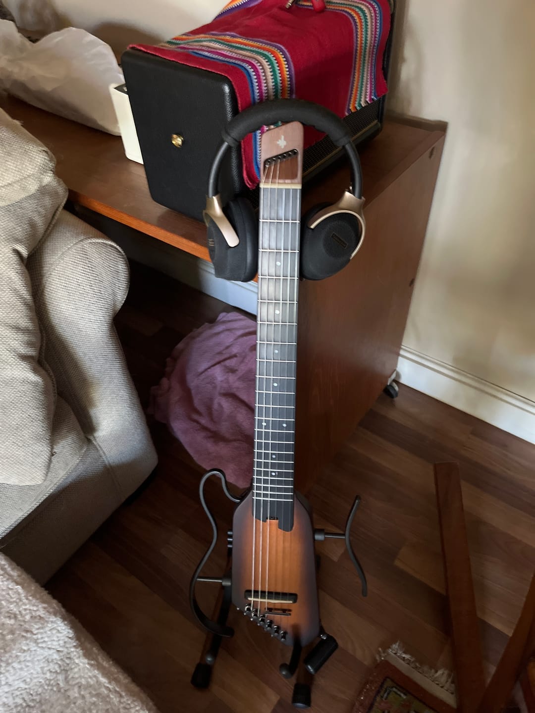 Customer photo review of Donner HUSH™ C Guitare Nylon Voyage Électro-Acoustique