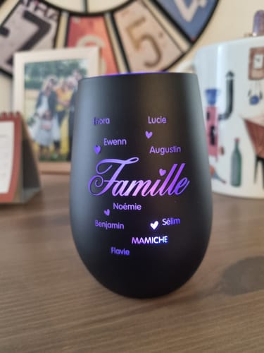 Avis d'un client sur le photophore Famille personnalisé, noir mat, avec des gravures illuminées en violet par une bougie LED.