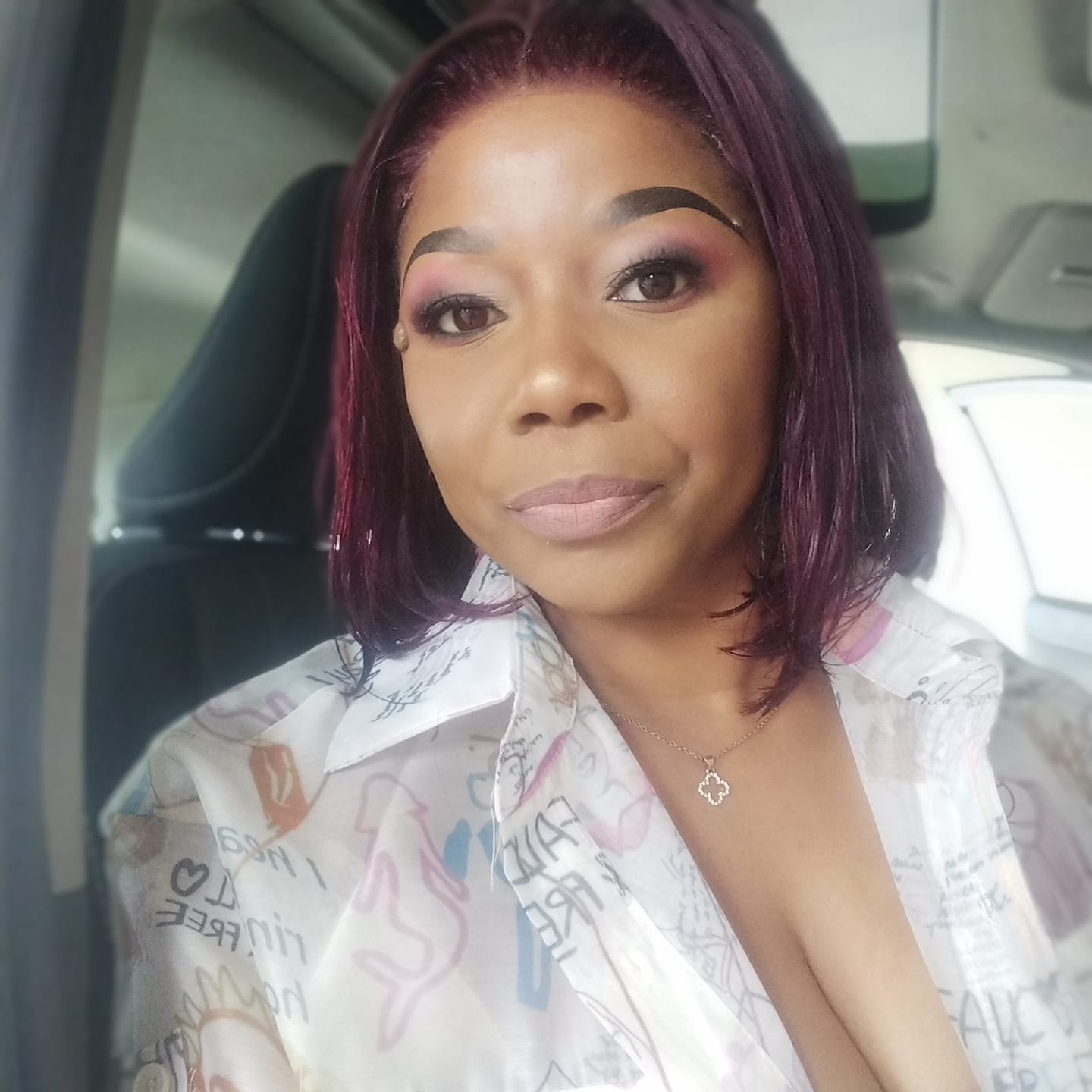 Customer photo review of Sleek Super Double Drawn Burgundy Glueless 8 inch Bob