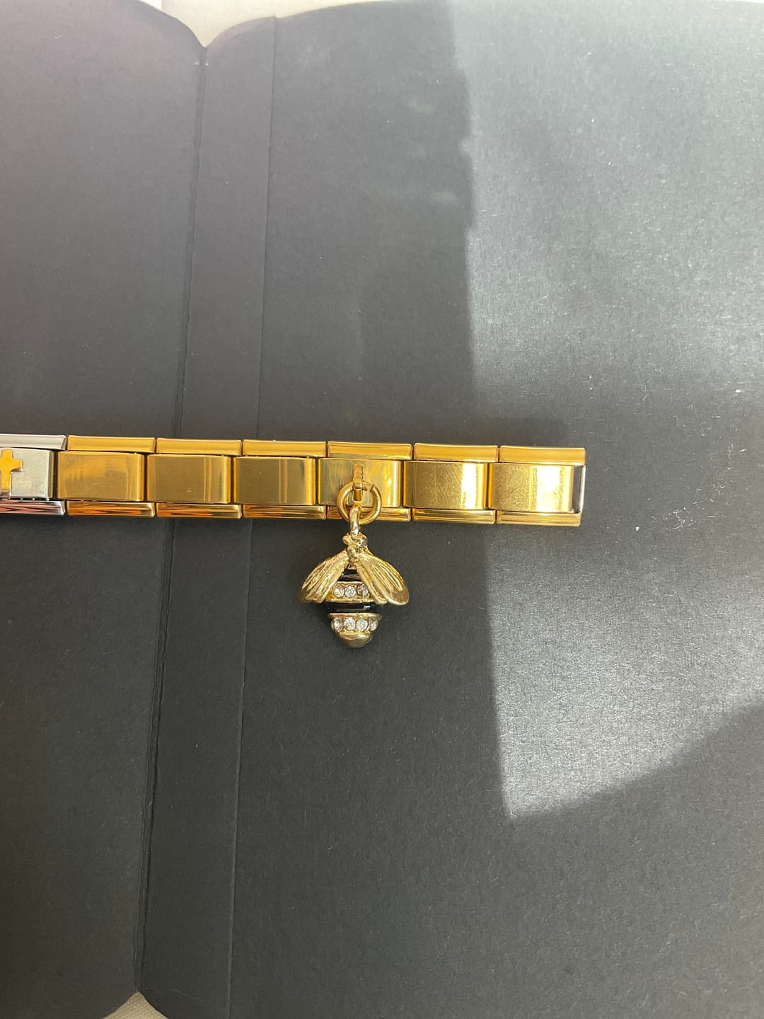 Customer photo review of Charm Colgante abeja dorada