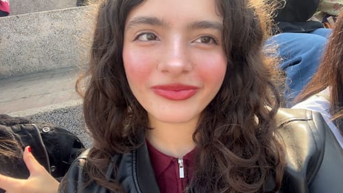 Customer showing her defined, soft curls after using the Leave-in Curl Conditioner.