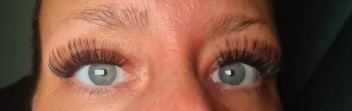 Eine Rezensentin zeigt ihre Augen mit den langen, voluminösen THE ICONIC MAXI Wimpern.