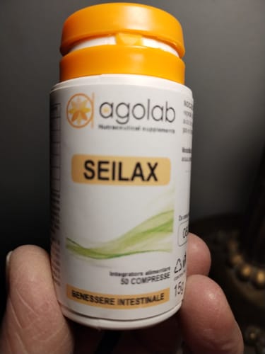 Cliente tiene in mano il flacone bianco dell'integratore Seilax.