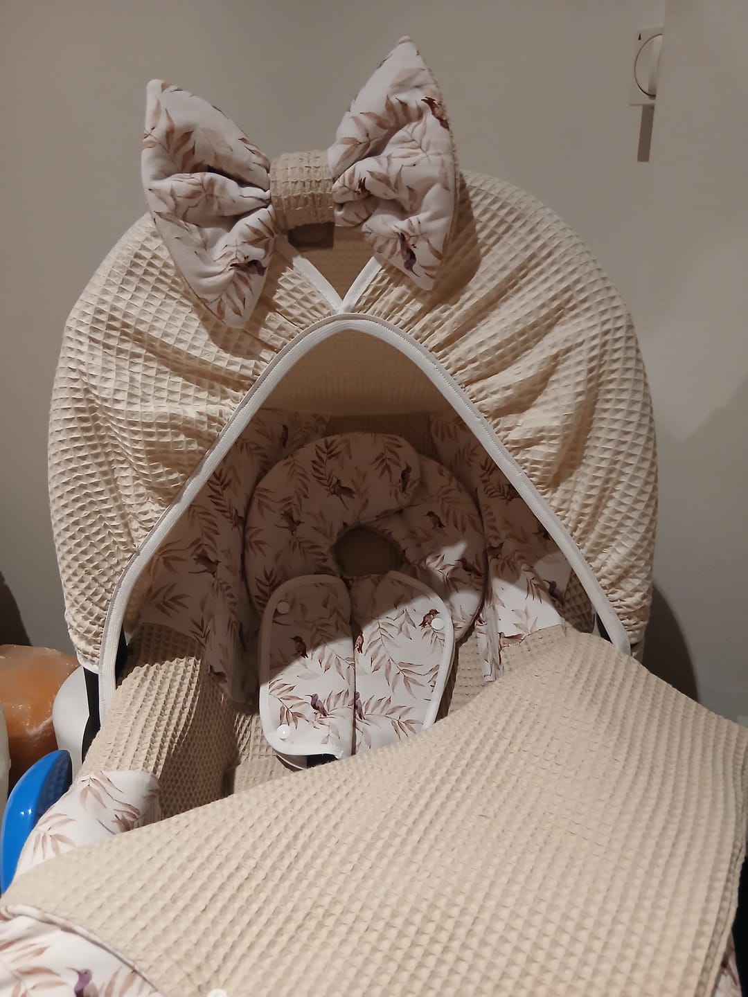 Customer photo review of Maxi Cosi Babyschalenbezug, Ersatzbezug oder Spannbezug Blätter beige von Atelier MiaMia