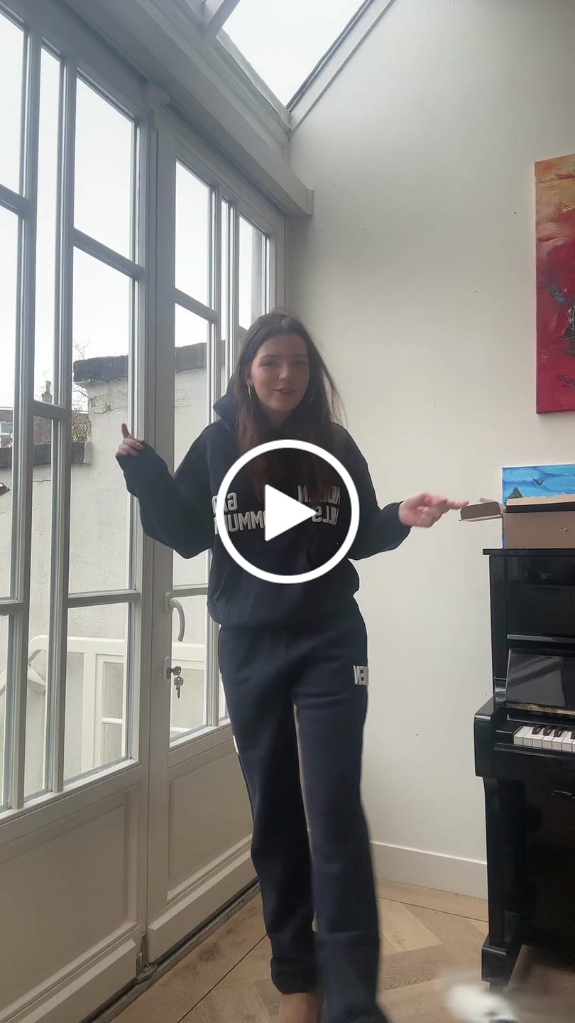 Avis vidéo d'un client sur le pantalon de survêtement à jambes droites « GATED COMMUNITY » bleu marine