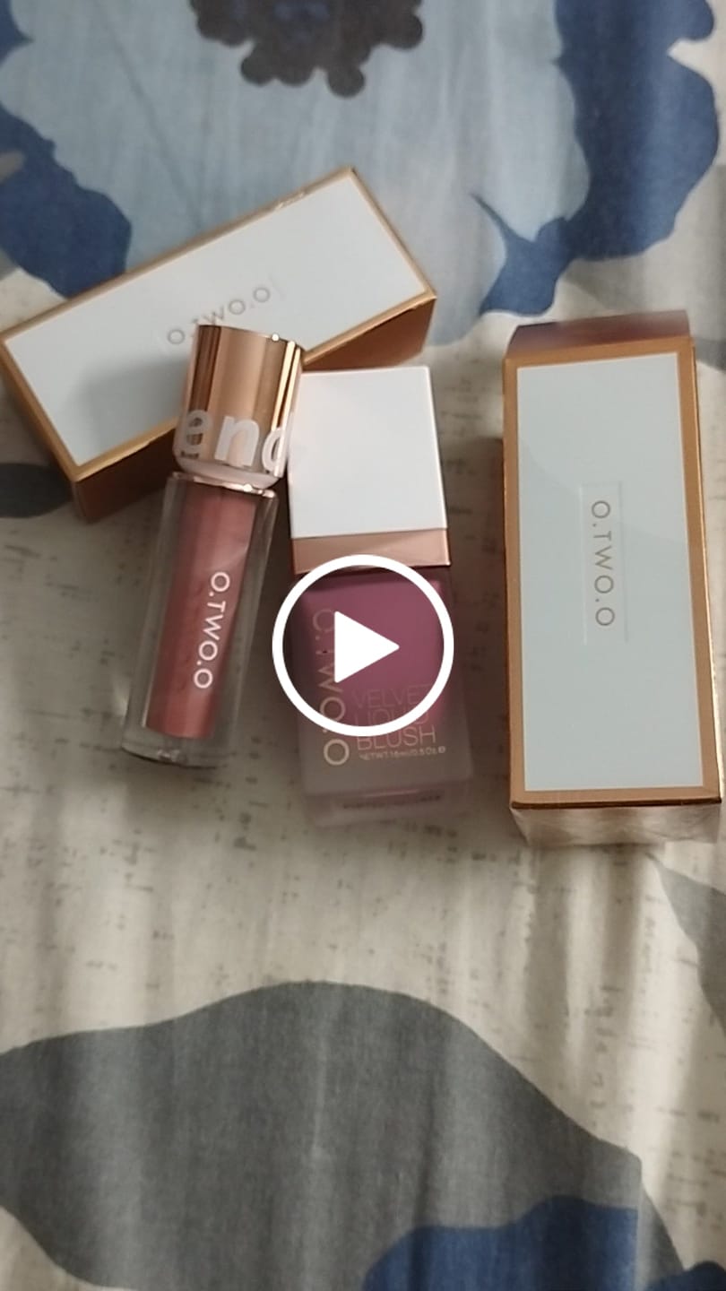 Customer video review of O.TWO.O ROSE GOLD 2 IN 1 LIPSTICK AND LIPGLOSS
