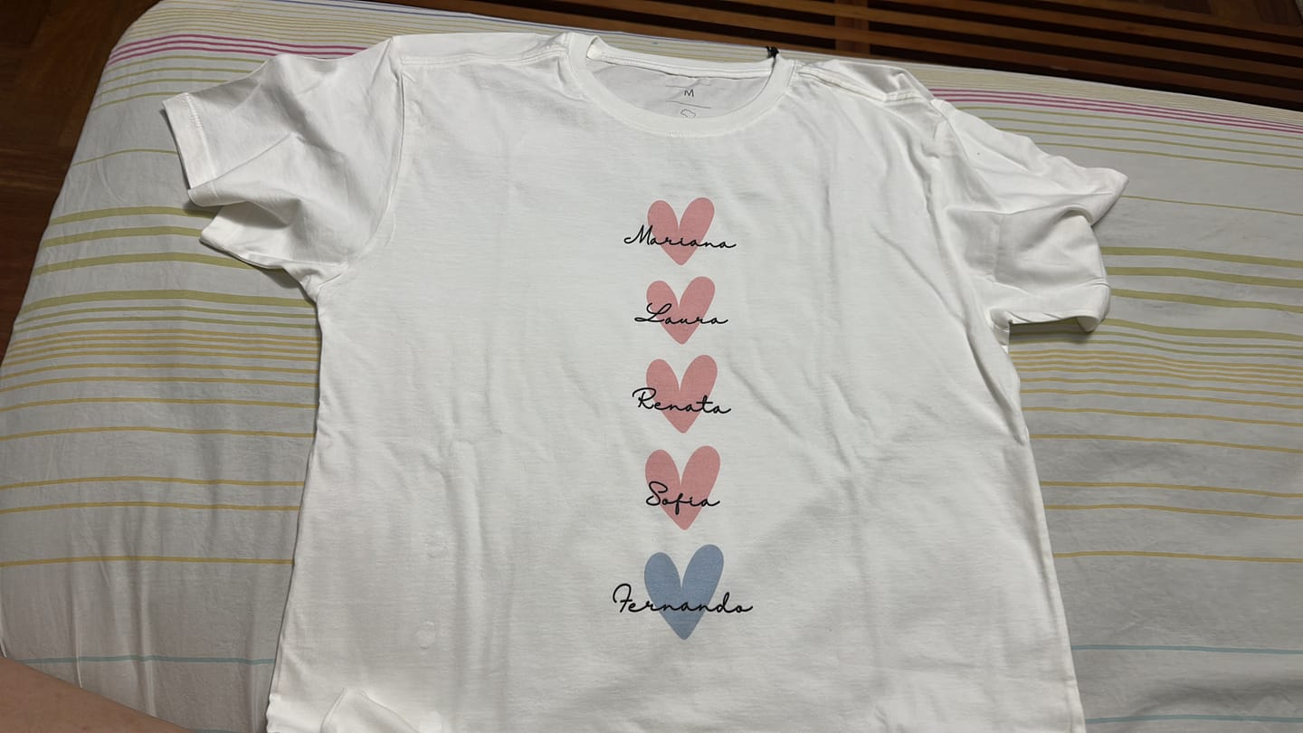 Customer photo review of Camiseta Personalizada - CORAÇÕES E NOMES (Até 5 nomes) - 100% Algodão