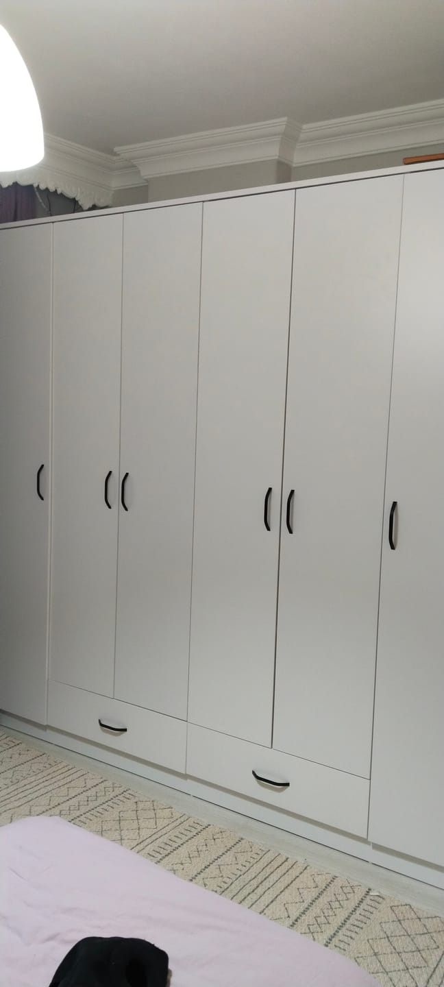 Customer photo review of Rani BA134 Geniş Gardırop Elbise Dolabı 6 Kapaklı 2 Çekmeceli 14 Raflı 2 Askılı Beyaz