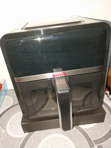 Friteuza Air Fryer Novio StonePro neagră a unui client, așezată pe un blat.