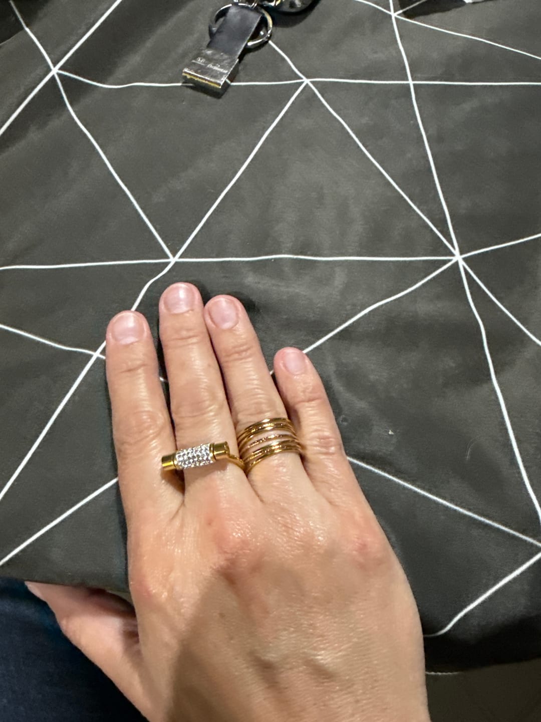 Customer photo review of Anel Glitz Giratório Banhado em Ouro 18K