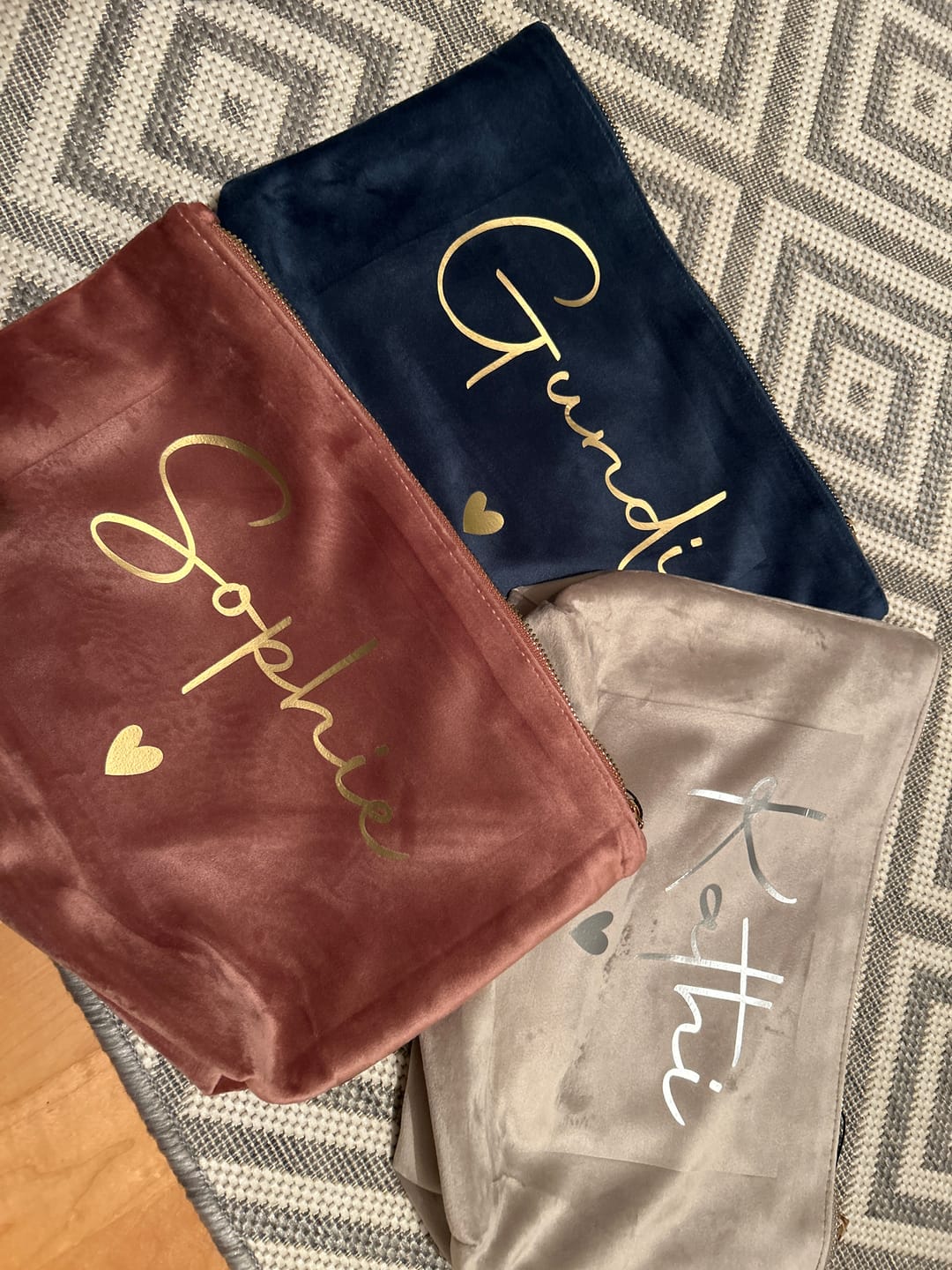Customer photo review of Meine Kosmetiktasche - Personalisierte Samt Kosmetiktasche für MakeUp und Kosmetika mit Namen