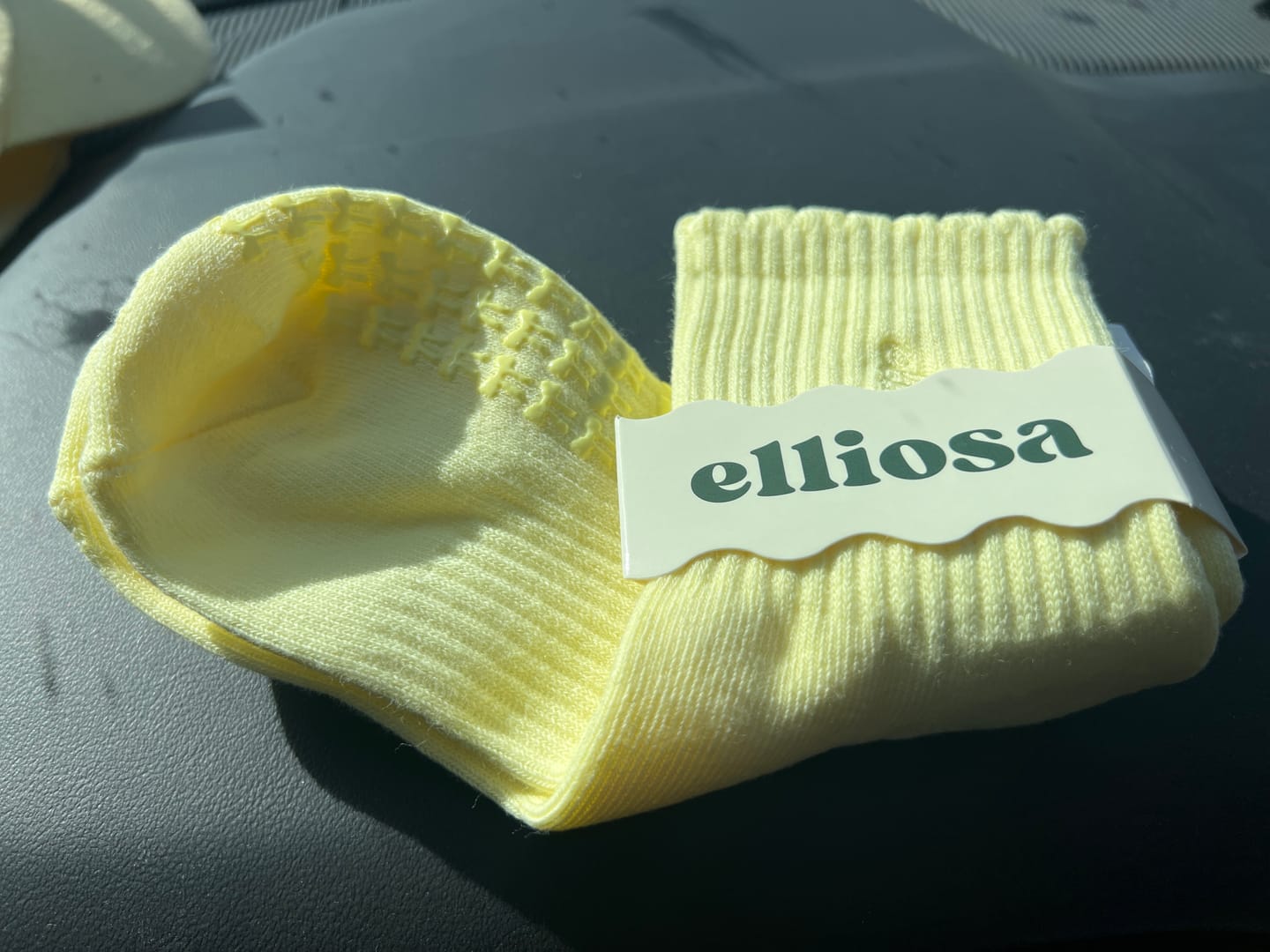Customer photo review of Elliosa Grip Basics - Butter Yellow