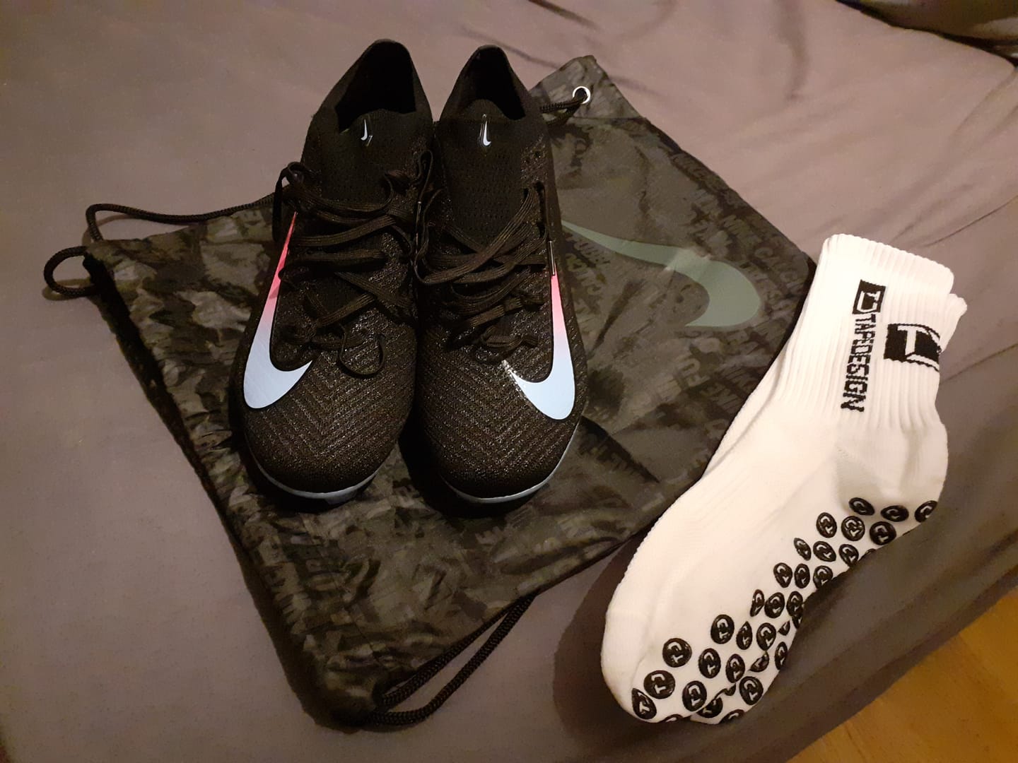 Customer photo review of Vapor 16 Nike by You FG - Noir/Bleu/Rose
