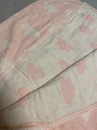 Customer photo review of Bulut Desenli Jakarlı Pamuk Bebek Battaniyesi Pembe