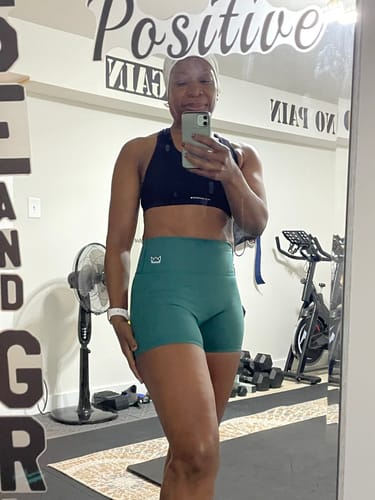 Customer photo review of ESSENCE 4.5" Performance Short